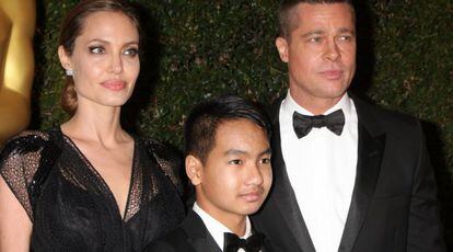 Brad Pitt, Angelina Jolie e um de seus filhos, Maddox.