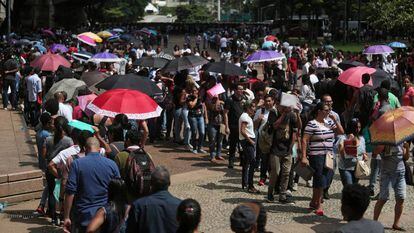 Fila por uma vaga de emprego em São Paulo no final de março.