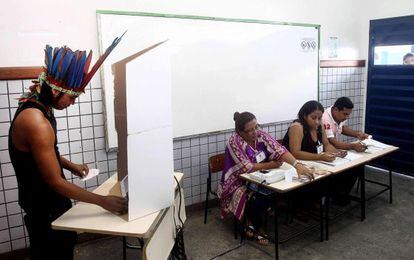 Um índio vota em Manaus, no primeiro turno.