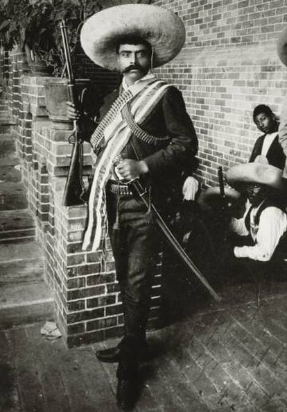 Emiliano Zapata, com espada e rifle.