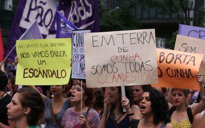 Manifestantes em defesa dos direitos das mulheres em protesto nesta quinta-feira o presidente da C&acirc;mara, Eduardo Cunha, na Avenida Paulista, em S&atilde;o Paulo.