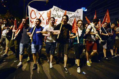Jovens protestam contra a austeridade em Atenas. 