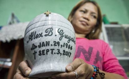 Pistoleiros mataram o marido de Rose Guyala por mexer com droga. Agora está sozinha para seguiar adiante com dois filhos em um dos bairros mais pobres de Manila.