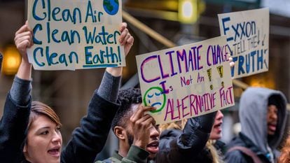 Grupo de ativistas defende a investigação da petroleira ExxonMobil, que mentiu durante décadas sobre sua contribuição para a mudança climática.