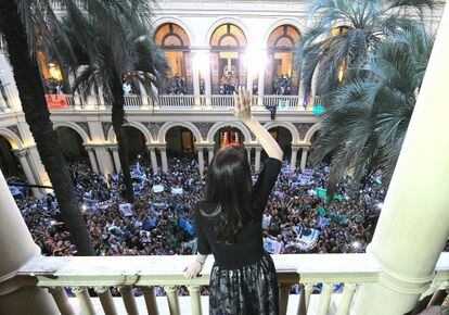 Crsitina Kirchner acena na Casa Rosada.