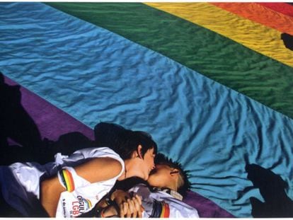 Duas mulheres se beijam durante a Parada Gay de Brasília.