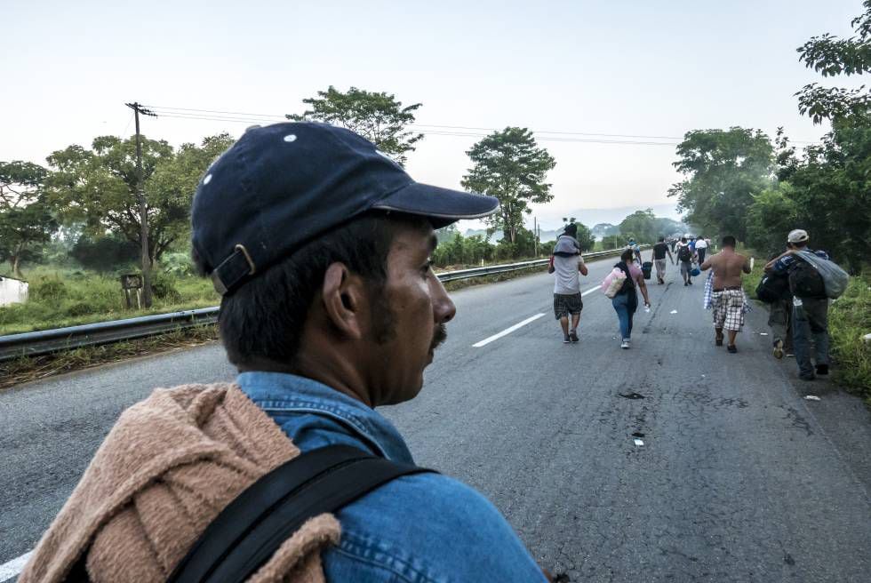 Manuel caminha pela estrada de Huixtla, Chiapas.