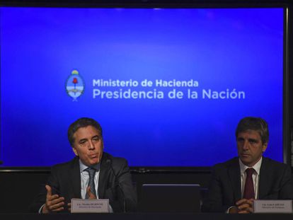 Os ministros de Fazenda, Nicolás Dujovne, e de Finanças, Luis Caputo, anunciam a redução de médio ponto na meta fiscal de 2018.