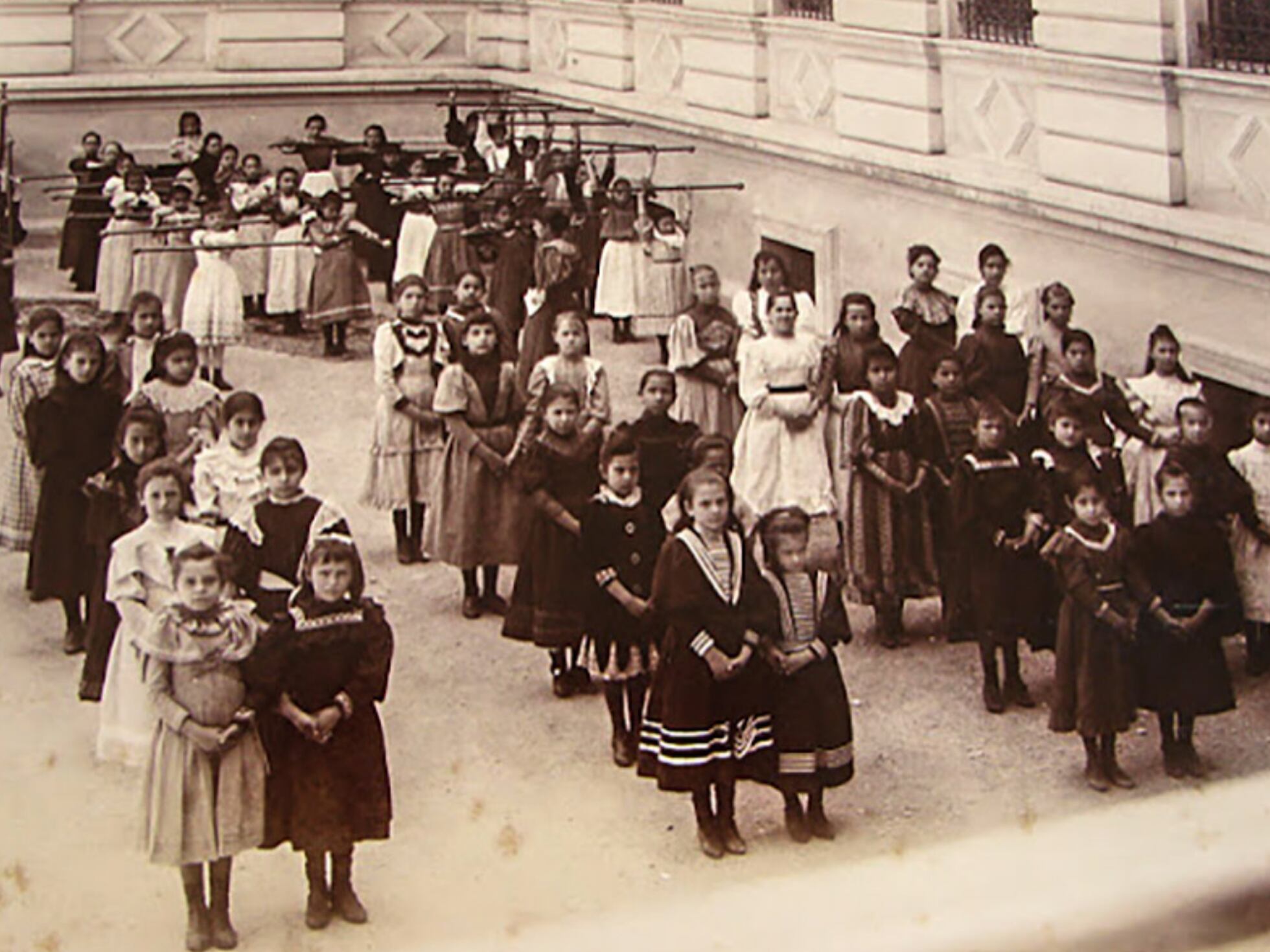 As meninas estão mudando a escola