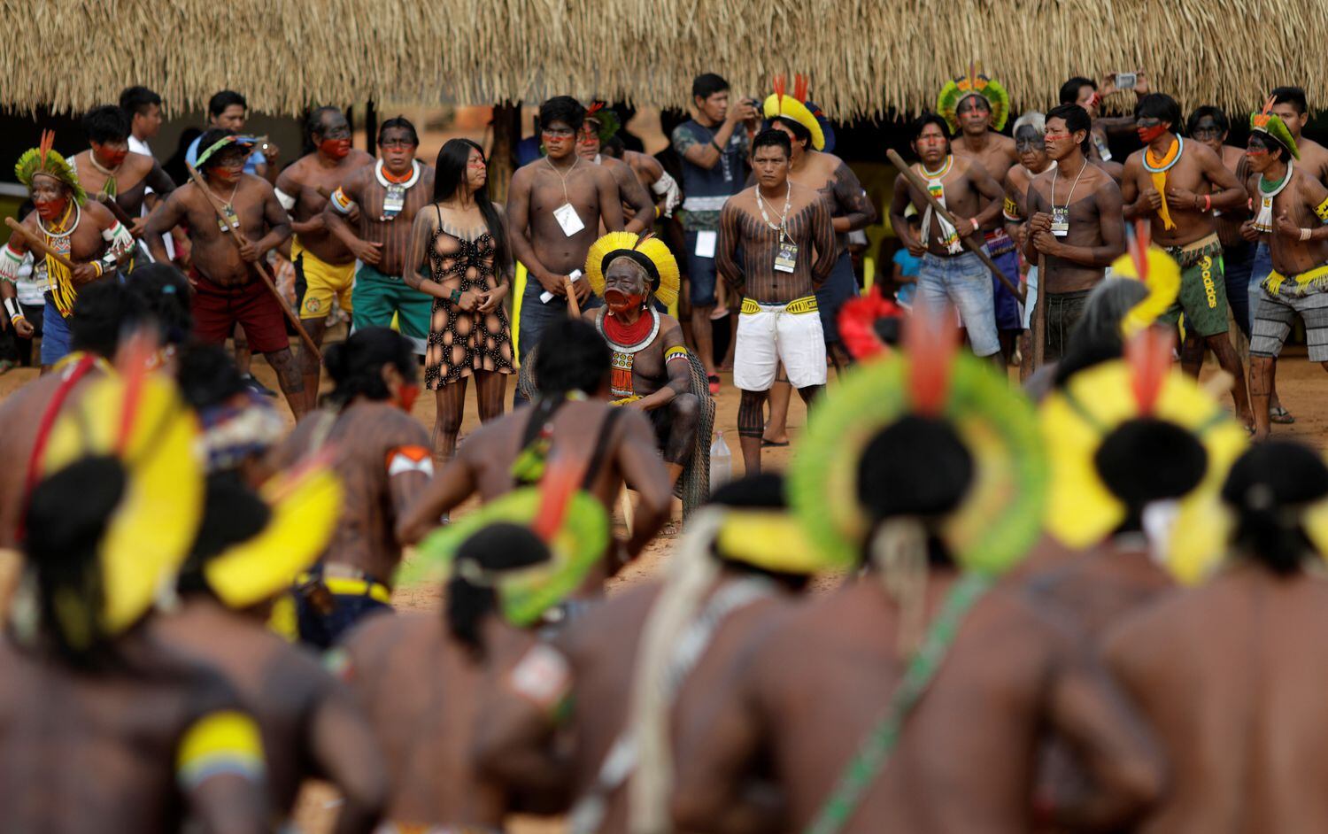 O cacique Raoni, ao centro, entre líderes indígenas de 47 povos, que estiveram reunidos por quatro dias no Mato Grosso para relançar a "aliança dos povos da floresta".