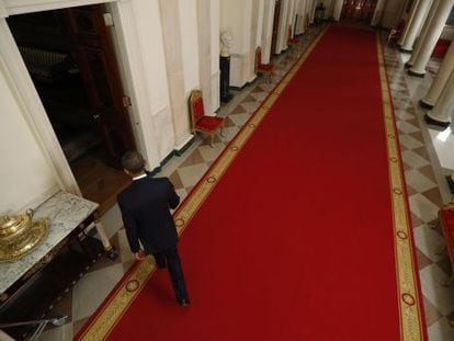 Barack Obama deixa a sala depois de se dirigir à nação.