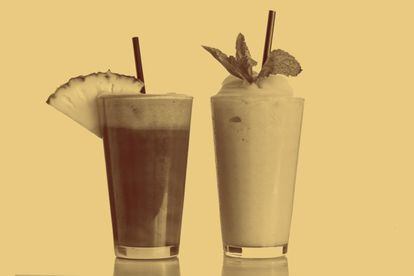 250 ml de ‘smoothie’: 62,5 gramas Tem fama de saudável, mas esta bebida cremosa feita com polpa de fruta misturada com leite, gelo ou sorvete pode ser uma bomba nutricional. Um estudo recém-publicado pela <a href="https://livelighter.com.au/news/Healthy-summer-drinks-hide-more-kj-than-a-Big-Mac-health-experts-warn" target=blank>LiveLighter</a> revelou que tais produtos contêm mais calorias do que um hambúrguer e mais açúcar do que um refrigerante de cola. Ingerimos uma grande concentração de frutose de uma só vez, além do açúcar de outros ingredientes como leite ou iogurte. E isso vale só para os feitos em casa, pois os industrializados podem ser ainda piores: o jornal <a href="http://well.blogs.nytimes.com/2016/05/13/ask-well-the-downside-of-smoothies/?_r=1" target=blank><i>NY Times</i></a> alertou especialmente sobre um chamado The Hulk Strawberry (ao qual pertence a quantidade de açúcar da referência. É vendido em embalagens de cerca de meio litro, o que significa 125 gramas de açúcar), que aporta a colossal quantidade de 1.000 calorias, o equivalente a dois ‘Big Mac’.