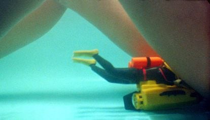 Pedro Almodóvar quis que um boneco Madelman mergulhador se metesse por entre as pernas de Victoria Abril em ‘Ata-me!’ (1990).