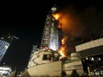 O fogo, já controlado, aconteceu em um hotel de luxo perto do edifício mais alto do mundo durante um espetáculo de fogos