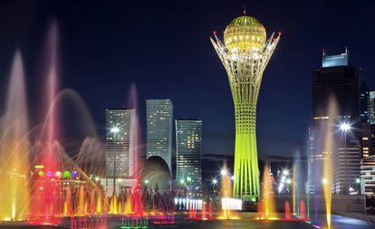 Vista noturna do centro de Astana, capital do Cazaquistão