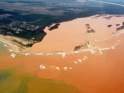 Tsunami de rejeitos chegou até o litoral do Espírito Santo.