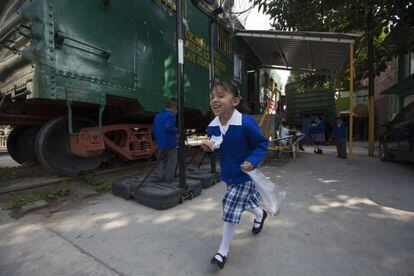 Uma aluna do último vagão-escola do México corre no recreio.