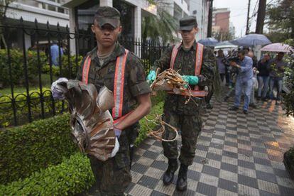 Militares carregam restos da aeronave onde estava Eduardo Campos.