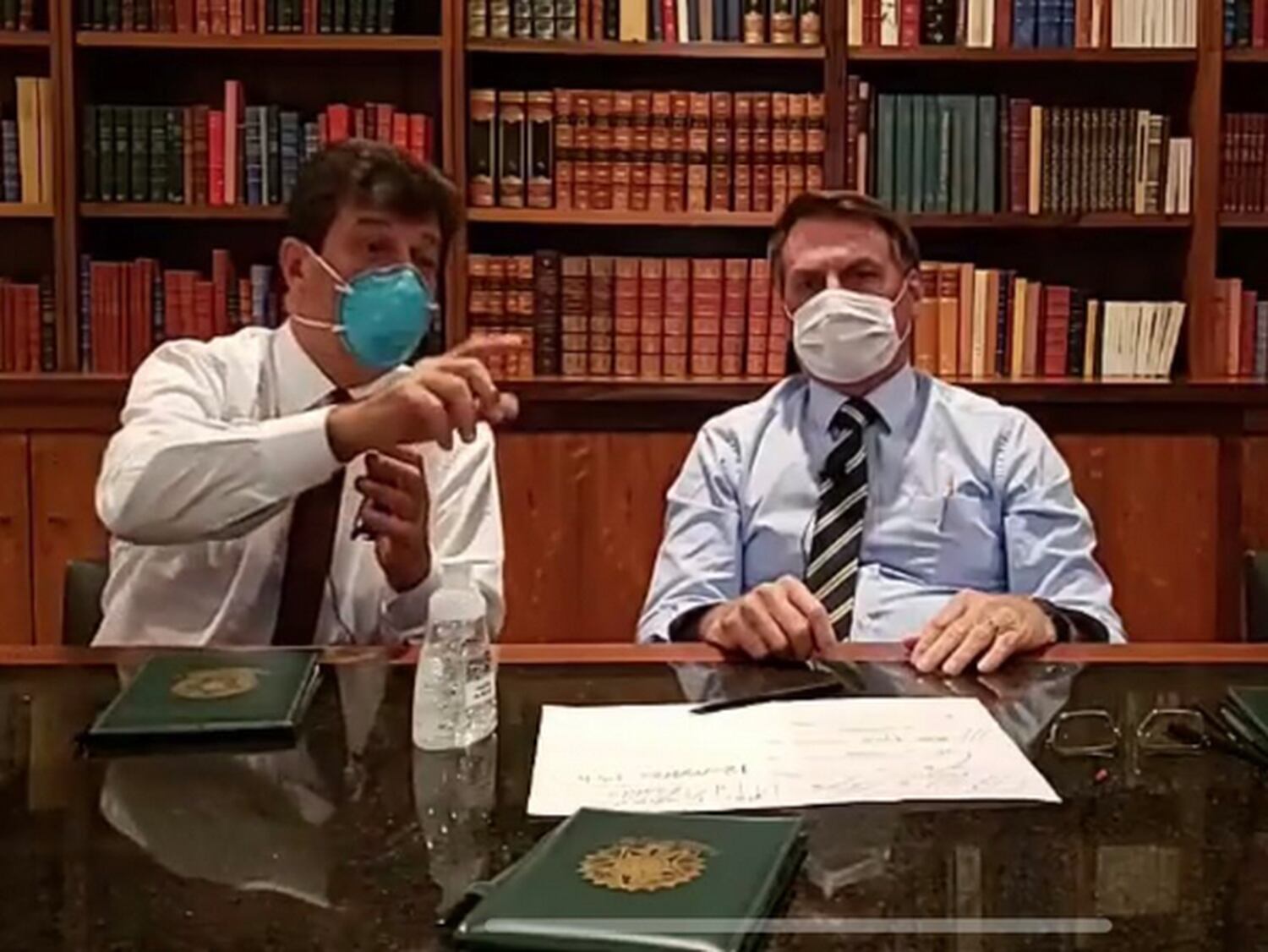 Bolsonaro faz transmissão no Facebook de máscara, após estar sendo monitorado por contato com infectado com coronavírus.