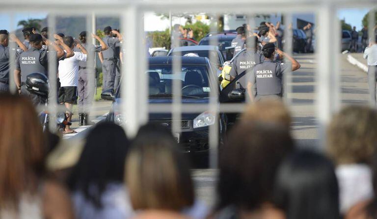Mulheres de PMs acamparam três semanas na frente dos batalhões do ES.