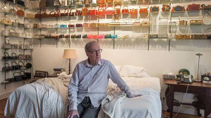 Robert Gottlieb, em seu quarto, onde guarda uma coleção de bolsas.