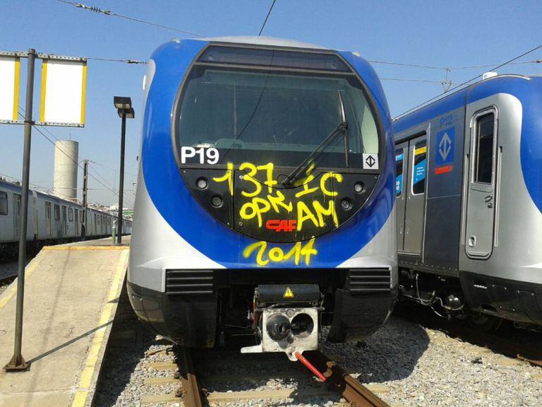 Trem pichado no pátio Capão Redondo, da Linha 5 - Lilás