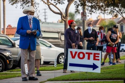 Americanos esperam para votar em um colégio eleitoral de Huntington Beach, na Califórnia.