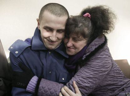 Um prisioneiro de guerra ucraniano abraça sua mãe durante o ato de libertação de prisioneiros em Lugansk, Ucrânia, nesta sexta-feira.