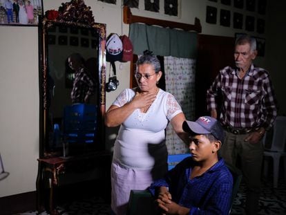 Socorro Leiva acompañada de su esposo José Incer se entera por la televisión de que su hija estaba secuestrada en México.