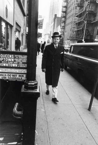 O jornalista, nativo de Richmond (Virgínia), em 1966, passeando por uma rua de Manhattan como se fosse parte do mobiliário urbano