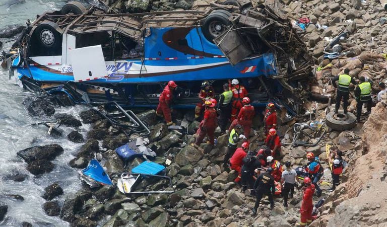 Serviços de emergências próximos ao ônibus acidentado nesta terça-feira em Pasamayo (Peru).