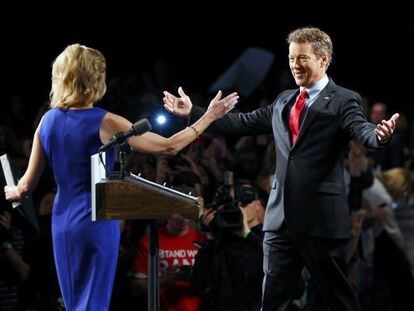 Rand Paul se prepara para abraçar sua mulher Kelley antes de anunciar sua candidatura.