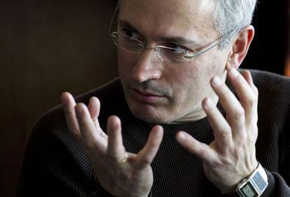 Mikhail Khodorkovski, em março na Ucrânia, um dos primeiros países que visitou depois de sair da prisão. / David Azia (AP)