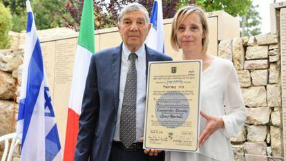 Gioia, neta de Bartali, ao lado de Avner Shalev, presidente do Museu do Holocausto, depois de receber o certificado
