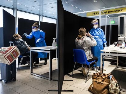 Testes de coronavírus para viajantes da África do Sul, nesta terça-feira, no aeroporto Schiphol, em Amsterdã.