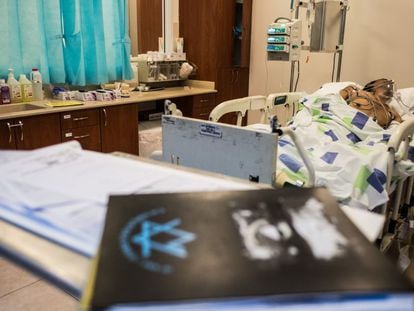 Um ferido sírio, no hospital de Nahariya, no litoral israelense.