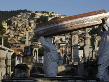 Coveiros carregam o caixão de Antonia Rodrigues, vítima do coronavírus no Rio.