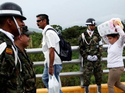 Venezuelanos cruzam de volta a fronteira com a Colômbia.