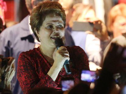 Dilma Rousseff saúda aos simpatizantes do Partido dos Trabalhadores na terça-feira 28 de agosto de 2018, em Minas Gerais