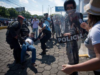 Policiais prendem manifestante na Nicarágua.