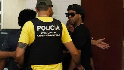 O ex-jogador Ronaldinho Gaúcho chega para depor ao Ministério Público em Assunção.