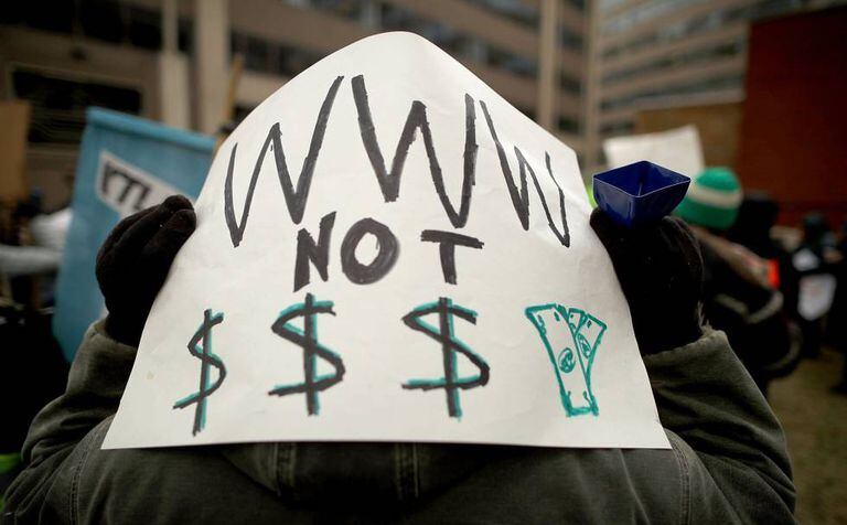 Manifestantes protestam, em Washington, contra o fim da neutralidade da internet nos Estados Unidos.