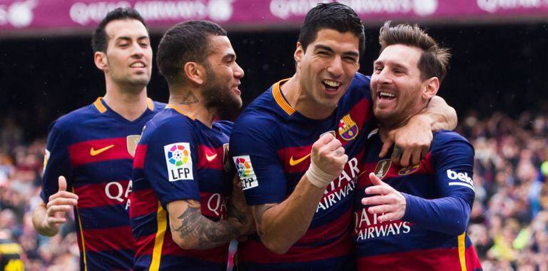 Jogadores comemoram gol do Barça.