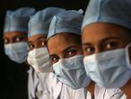 EA6068. BOMBAY (INDIA), 30/01/2021.- Sanitarias esperan su turno para ser vacunadas contra la covid en el hospital Shatabdi de Bombay. EFE/ Divyakant Solanki