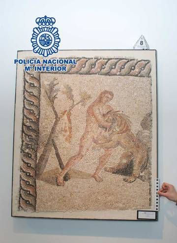 Um dos mosaicos procedentes da Líbia confiscados pela Polícia Nacional em Barcelona.
