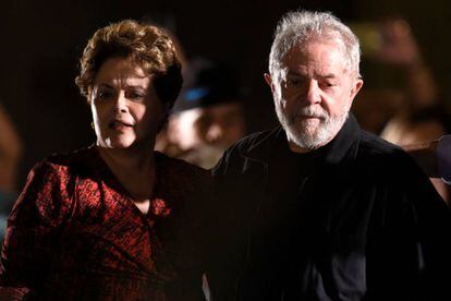 Os ex-presidentes Dilma Rousseff e Luiz Inácio Lula da Silva em comício em Belo Horizonte