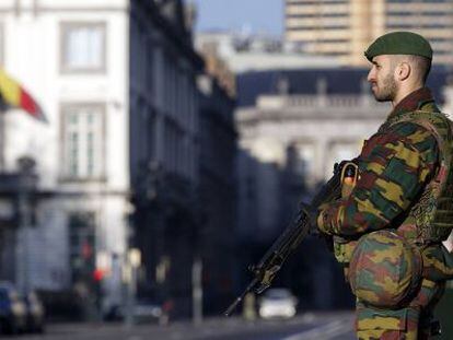 Um soldado vigia a Embaixada dos EUA em Bruxelas.