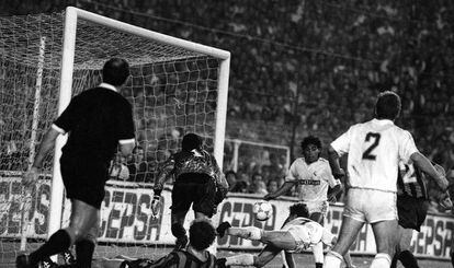 Butragueño marca de cabeça o gol do Real contra o Milan.