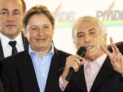 Michel Temer gesticula ao lado de Rodrigo Rocha Loures durante ato em maio de 2014 em Curitiba.