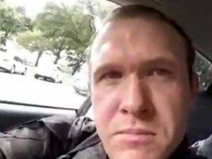 Brenton Tarrant, no vídeo gravado antes de entrar na mesquita Al Noor, de Christchurch (Nova Zelândia) para iniciar a matança